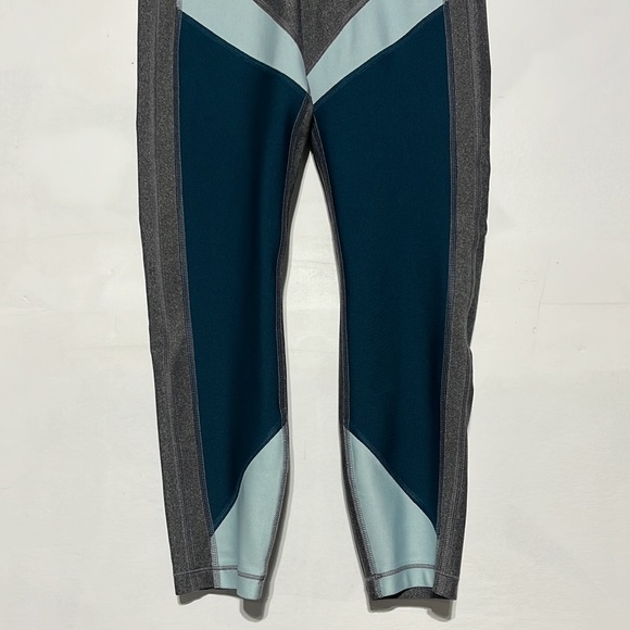 Under Armour Heatgear Compression Colorblock Grey Blue 7/8 Leggings Size Medium - Picture 3 of 7